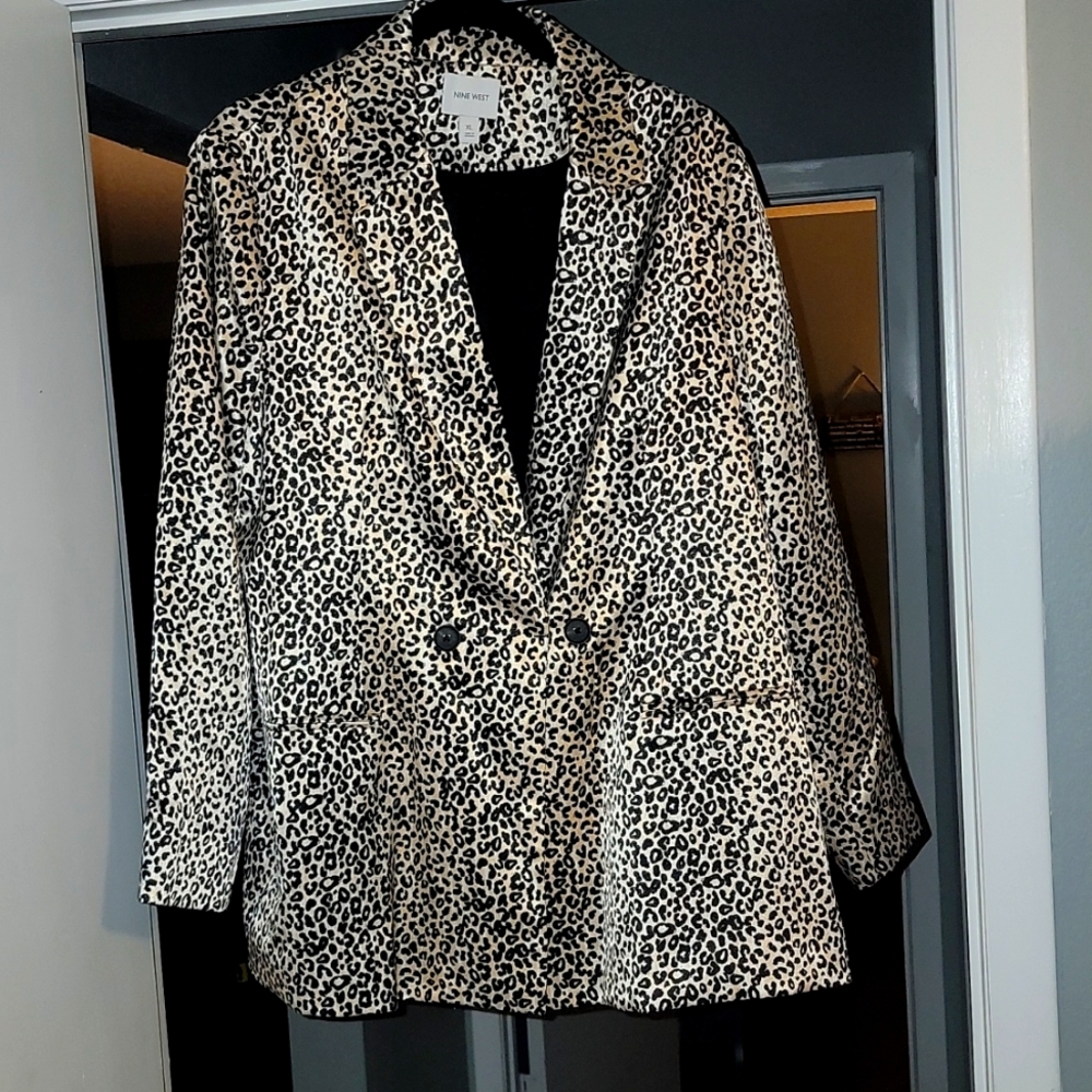 Leopard print blazer, brand new!